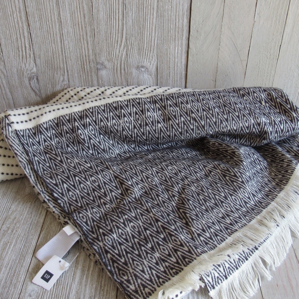 NWT GAP Woman's Wrap/Scarf SOFT Black/White Classic